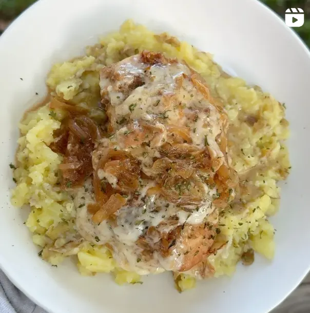 This French onion chicken is soooo good 🤌🏻🤍
